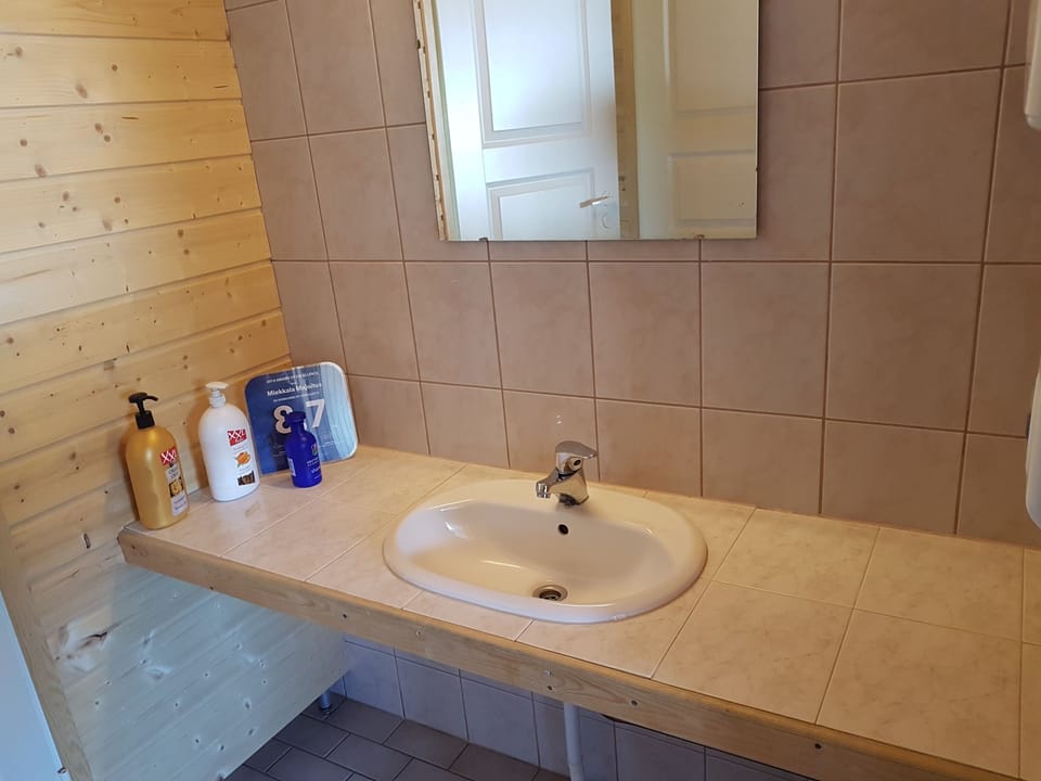 Economy Twin Room, 1 Bedroom | Bathroom sink