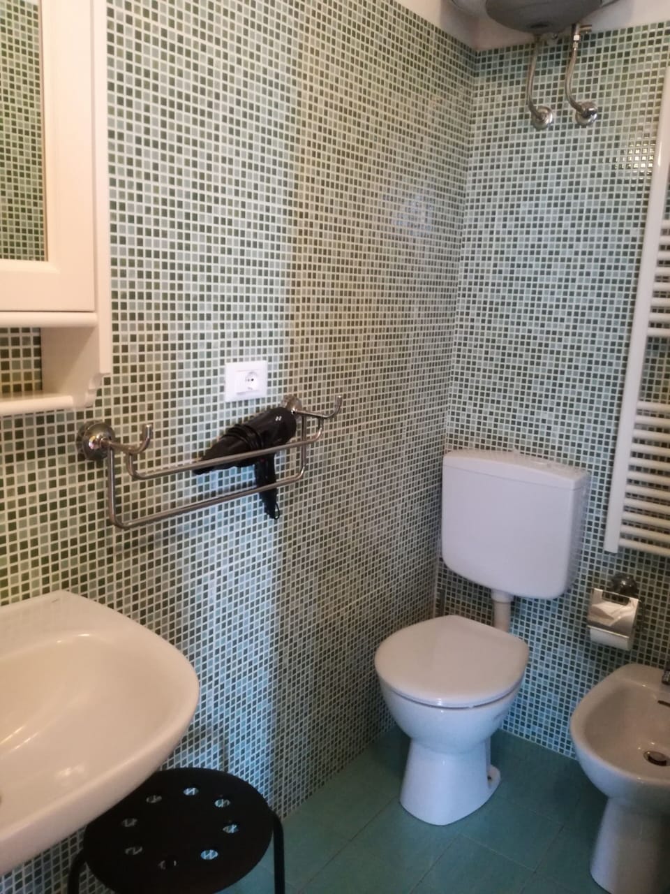 Comfort Apartment, 3 Bedrooms | Bathroom | Shower, free toiletries, hair dryer, bidet