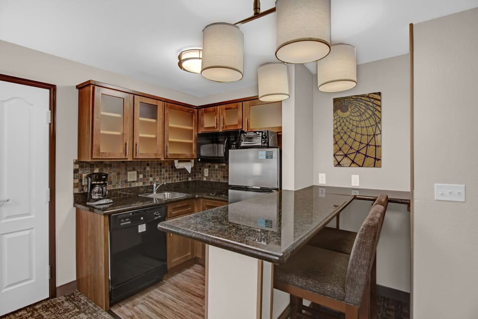 Full-size fridge, microwave, stovetop, dishwasher