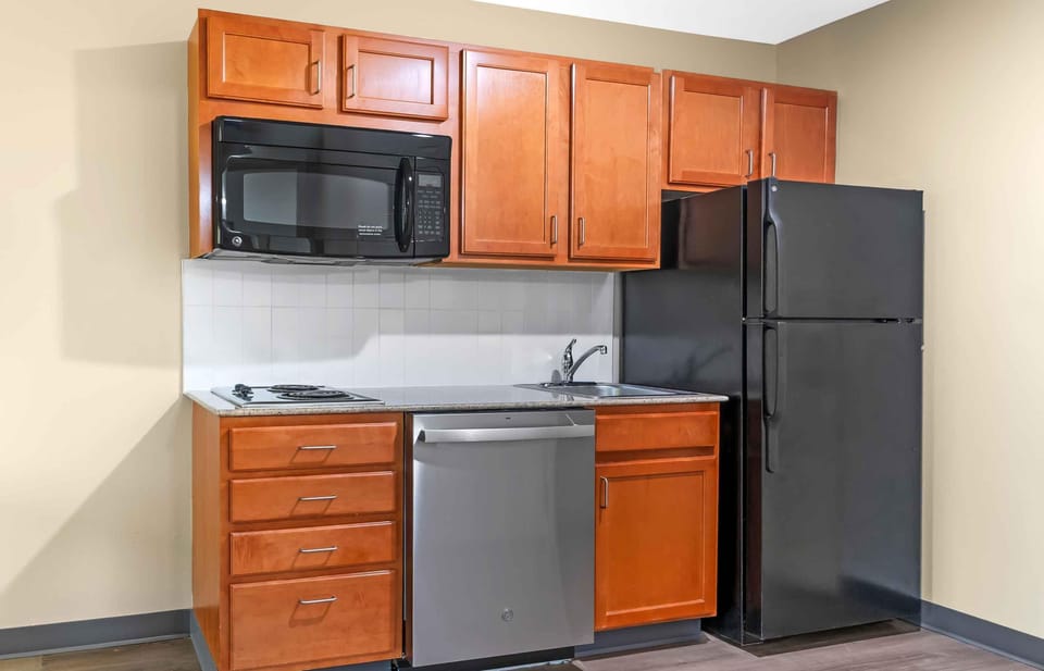 Standard Studio, 1 King Bed, Non Smoking, Refrigerator & Microwave | Private kitchen | Full-size fridge, microwave, stovetop, dishwasher