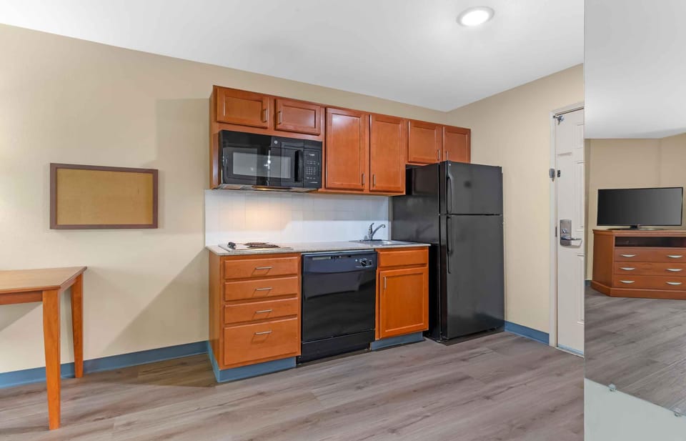 Standard Studio, 1 Queen Bed, Non Smoking, Refrigerator & Microwave | Private kitchen | Full-size fridge, microwave, stovetop, dishwasher