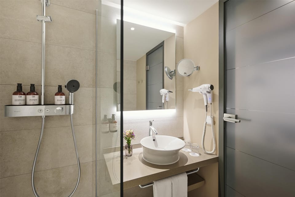 Combined shower/tub, deep soaking tub, rainfall showerhead