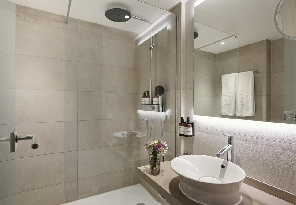 Standard Single Room | Bathroom | Combined shower/tub, deep soaking tub, rainfall showerhead