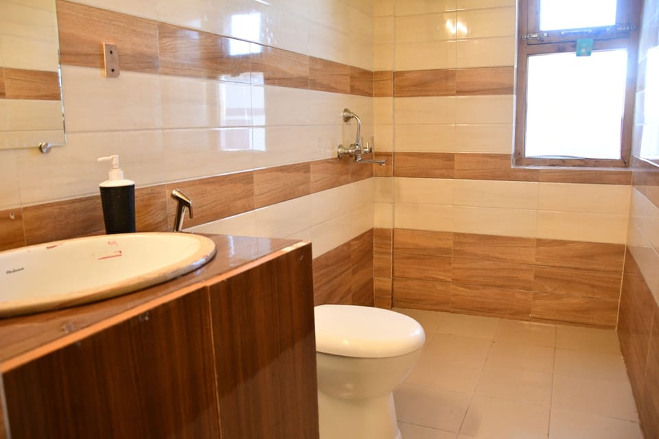 Premium Room | Bathroom | Shower, free toiletries, slippers, towels