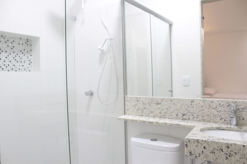 Double Room | Bathroom | Shower, free toiletries, hair dryer, towels