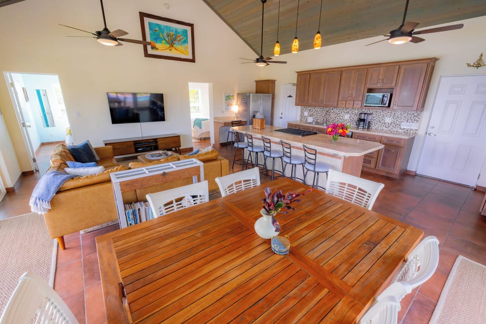 Teak dining table for 6 with a view of the pool or Coral Bay Harbor
