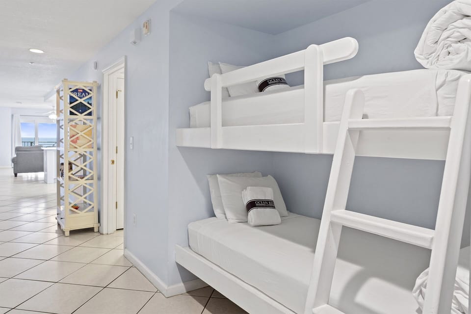 22-Amalfi-Coast-203A-Bunk-Nook