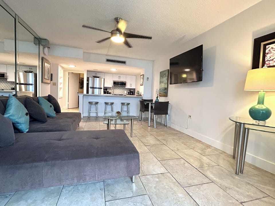 LIVING/DINING AREA.