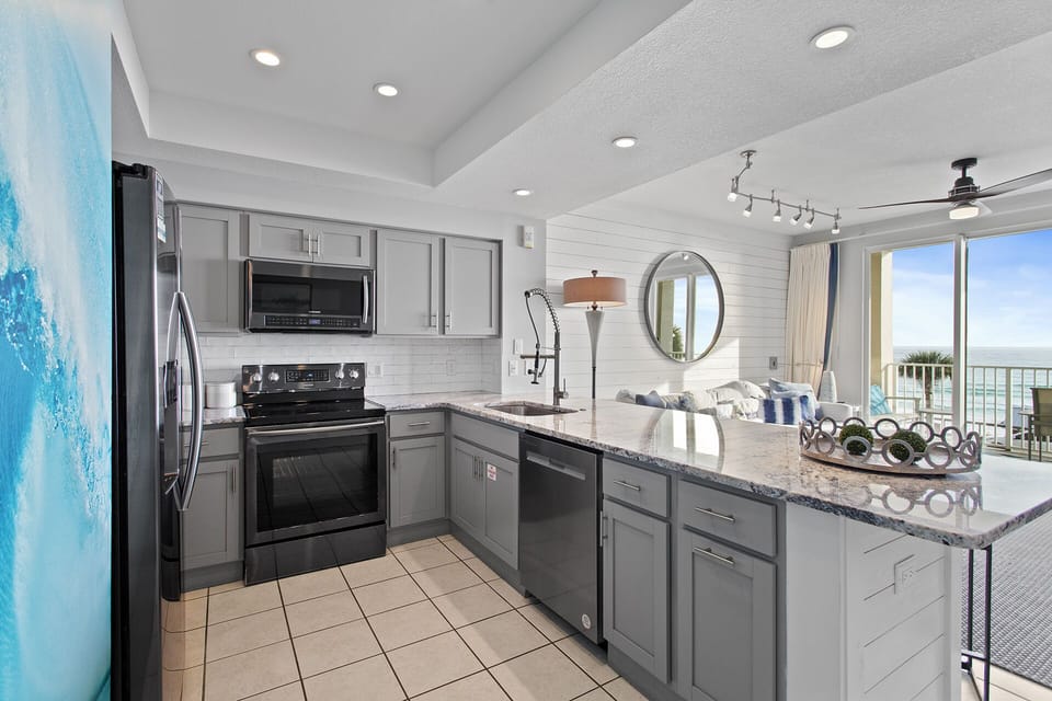 23-Majestic-Sun-208B-Kitchen-Alt