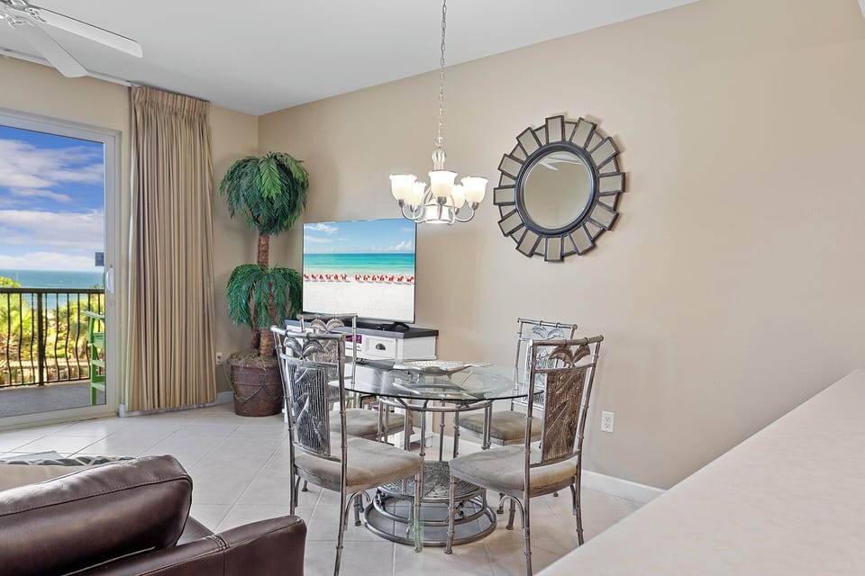 Beach Resort 409 Dining Room