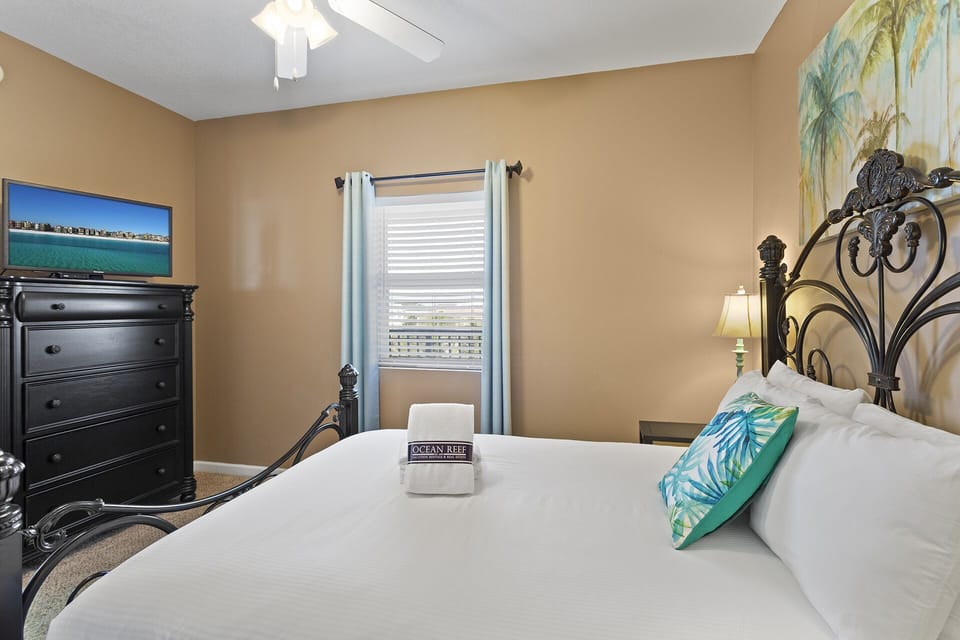 24-Emerald-Waters-404-Guest-Bedroom