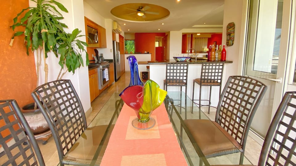 Comfort Condo, Kitchen, Ocean View | In-room dining