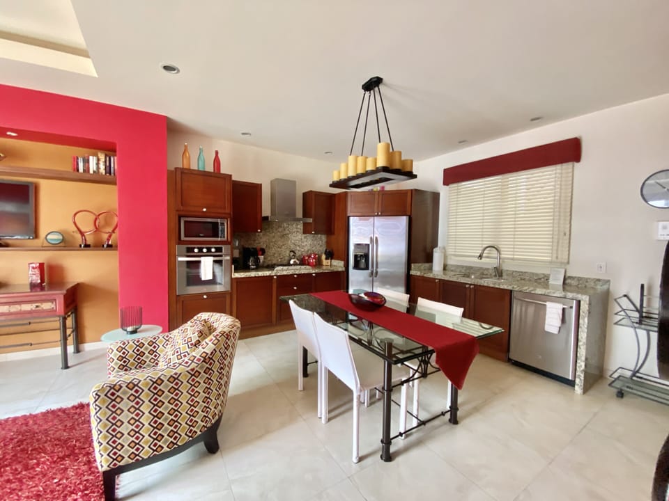 Comfort Condo, Kitchen, Ocean View | In-room dining