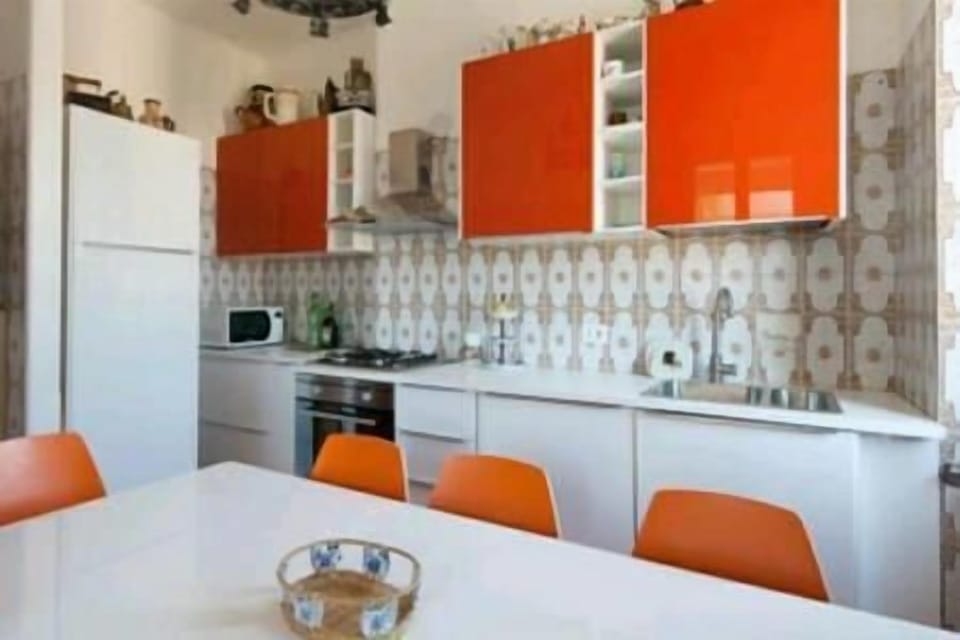 Full-size fridge, microwave, oven, stovetop