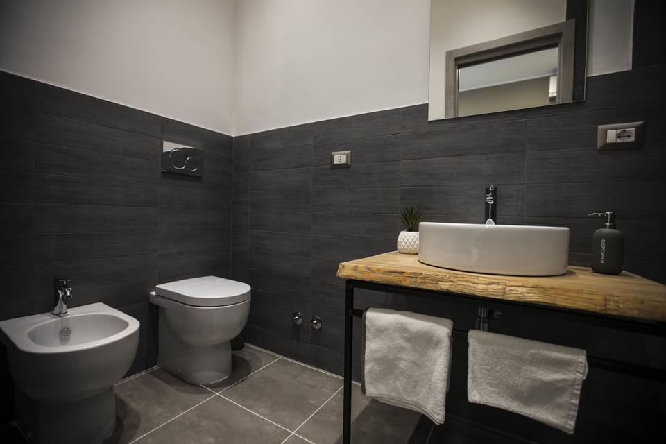 Comfort Double Room | Bathroom | Shower, free toiletries, hair dryer, bidet