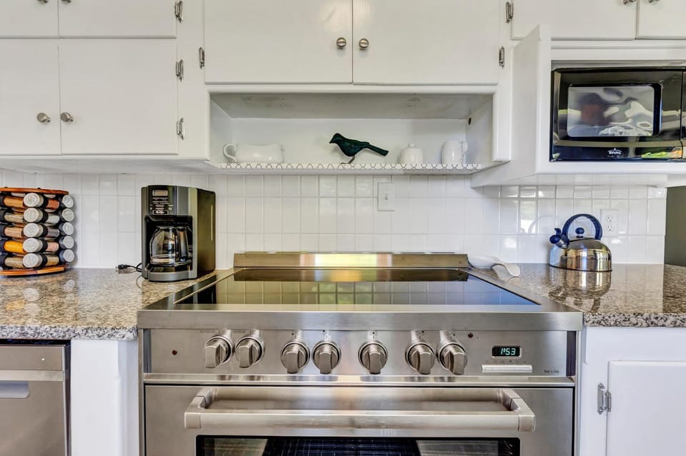 Unleash your inner chef with our gourmet 36" range, a culinary masterpiece that brings professional-grade cooking to your fingertips. 