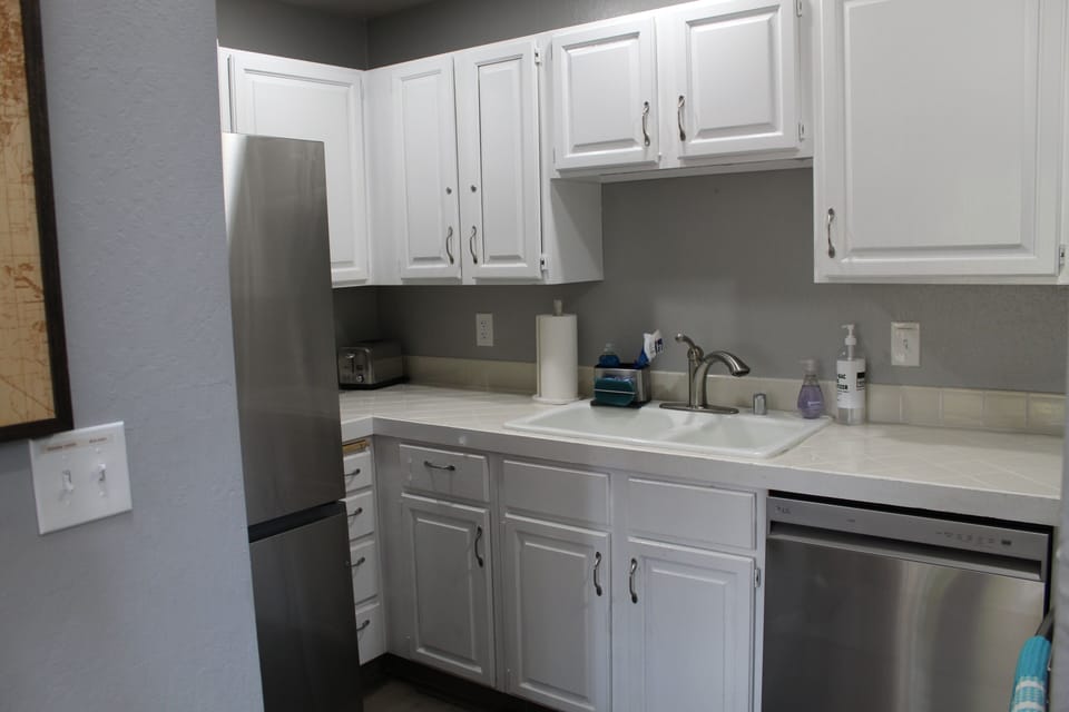 Fully equipped kitchen includes Keurig &  drip coffeemaker, toaster and blender