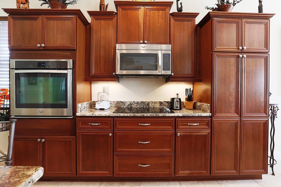 Ceramic cooking surface, microwave, oven and pantry