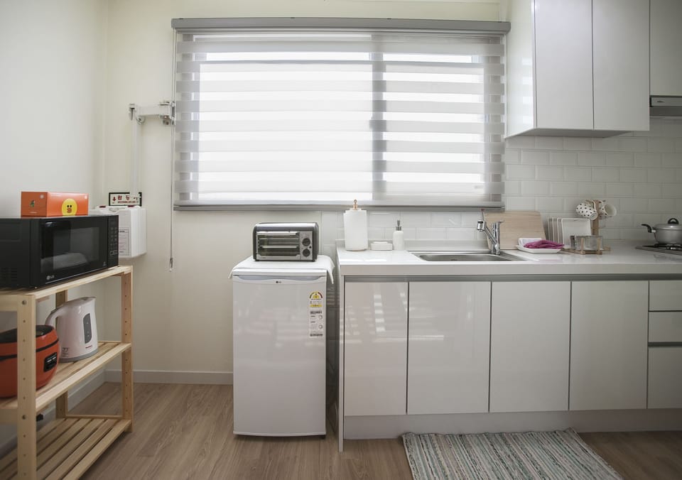 Full-size fridge, electric kettle, rice cooker, cookware/dishes/utensils