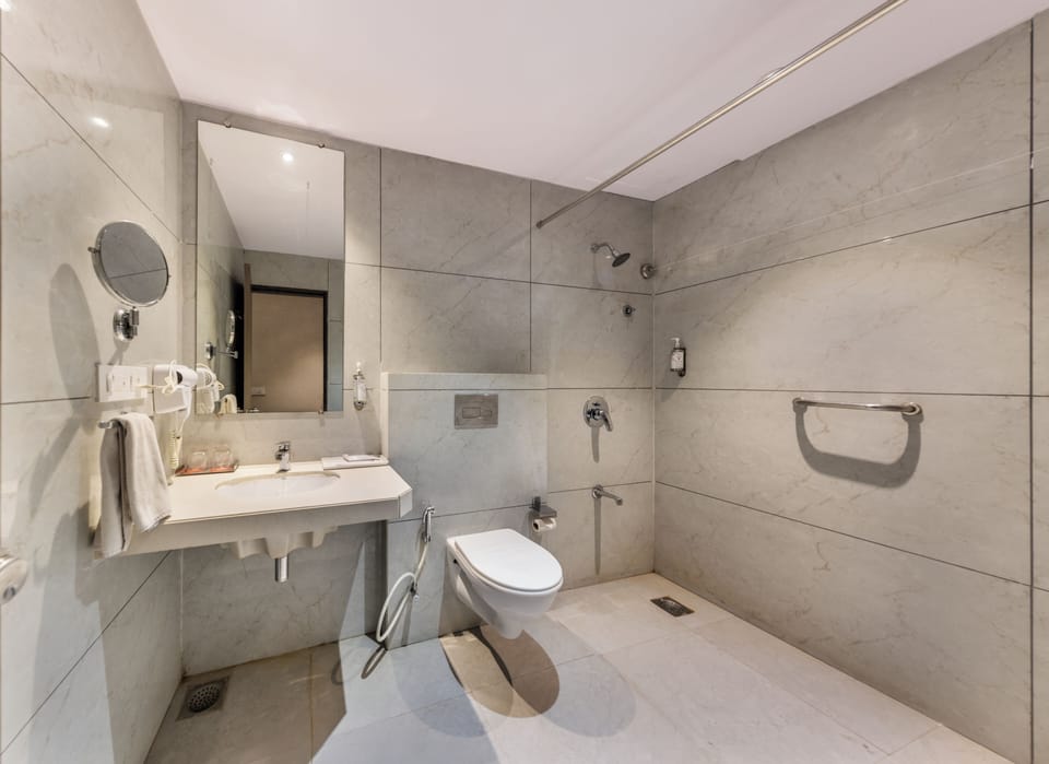 Executive Room | Bathroom | Shower, free toiletries, towels