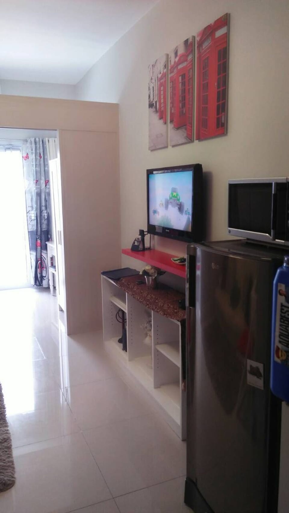 Apartment with Balcony | Living area | Flat-screen TV