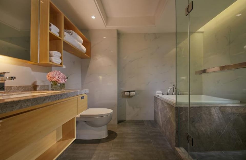 Family Room | Bathroom | Shower, free toiletries, hair dryer, slippers