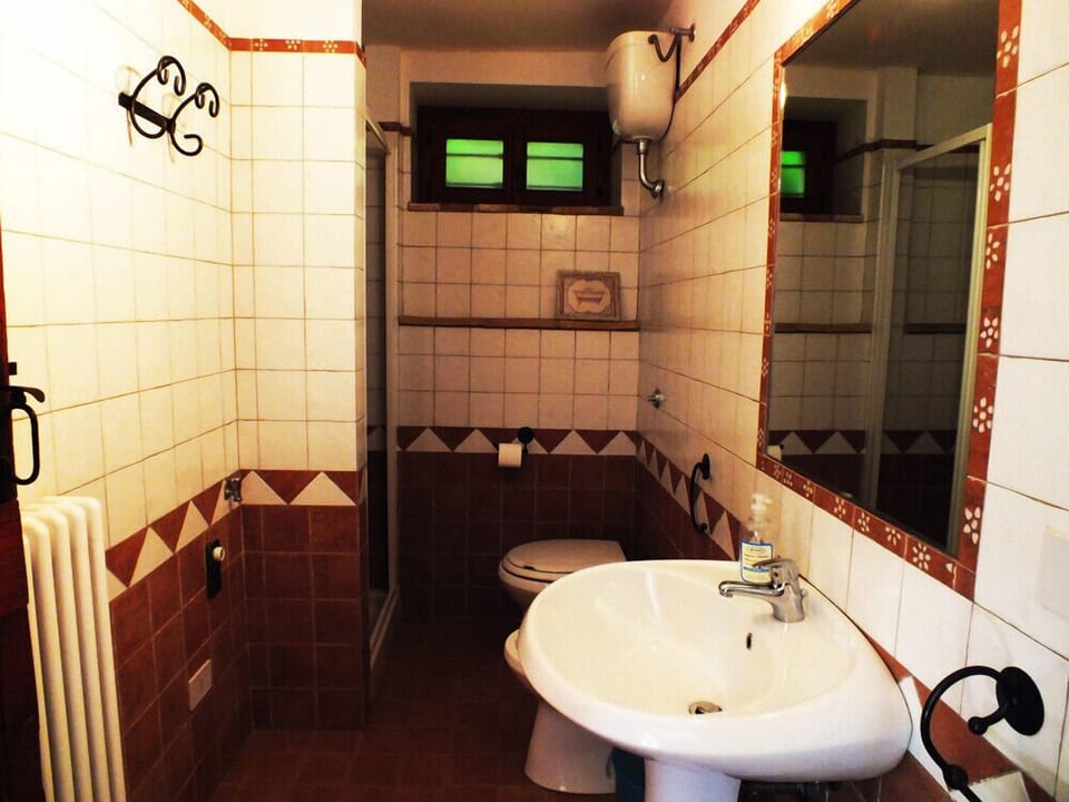 Basic Double Room | Bathroom | Shower, free toiletries, hair dryer, bidet