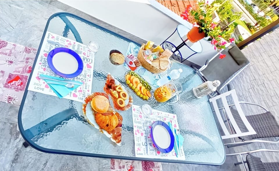 Free daily cooked-to-order breakfast