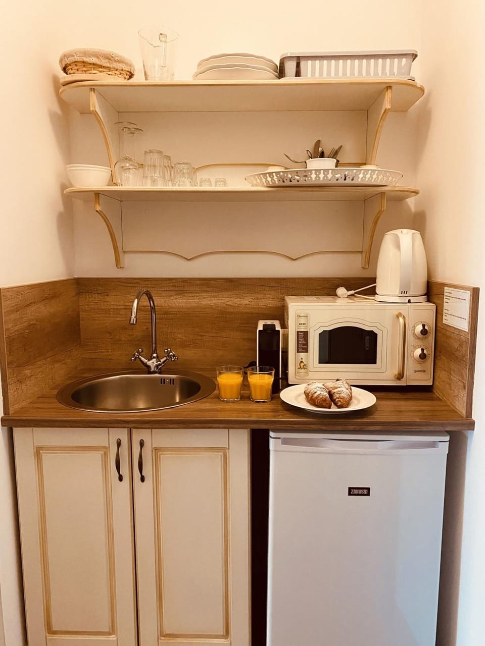 Deluxe Room | Private kitchen | Fridge, microwave, espresso maker, electric kettle