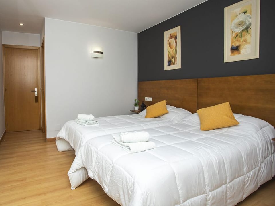 Double Room | Bathroom | Shower, free toiletries, hair dryer, towels