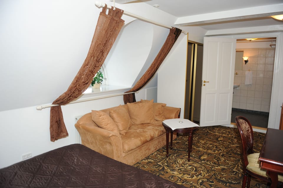 Triple Room | Minibar, desk, blackout drapes, iron/ironing board