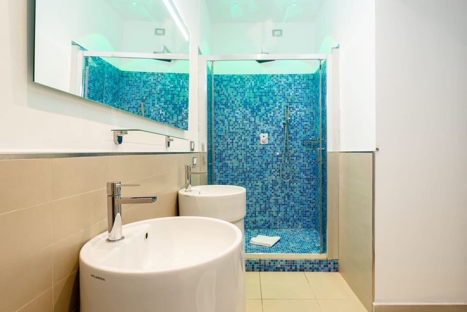 Shower, rainfall showerhead, free toiletries, hair dryer