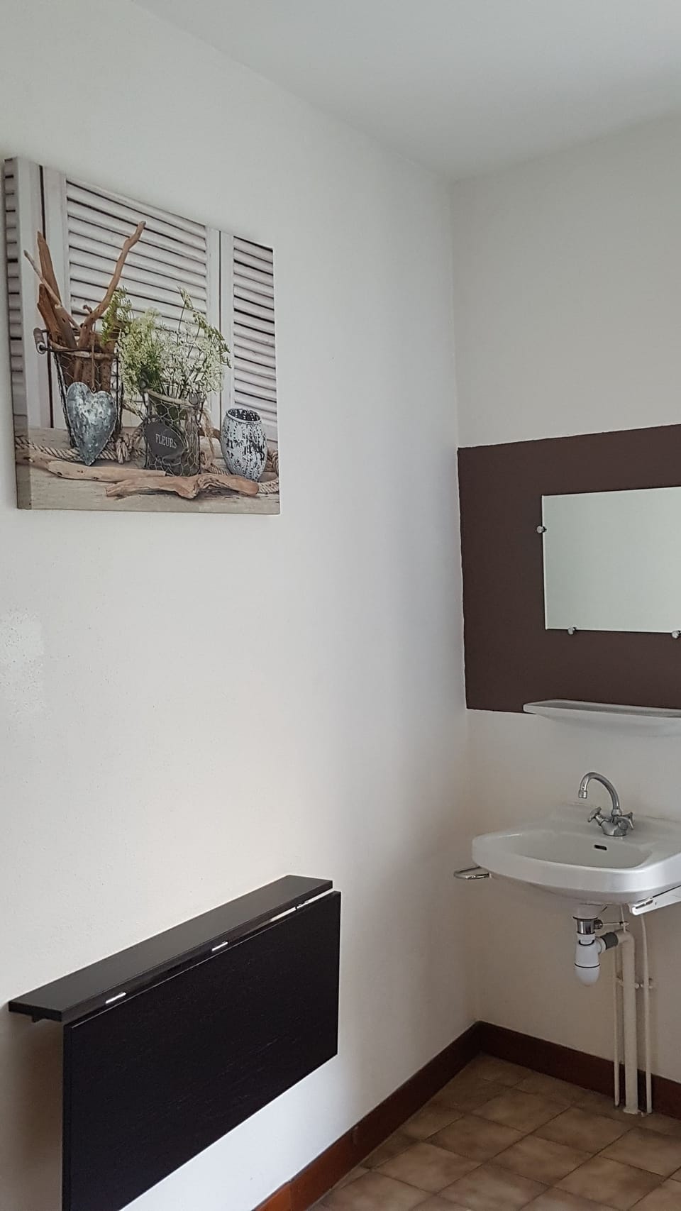 Standard Double Room, Shared Bathroom, Mountain View (Chambre Alpe d'huez) | Bathroom sink