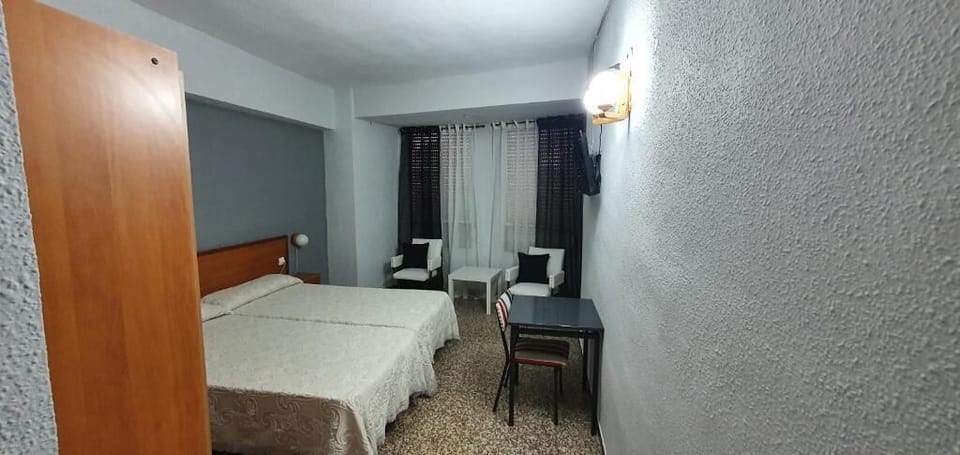 Desk, soundproofing, rollaway beds, free WiFi