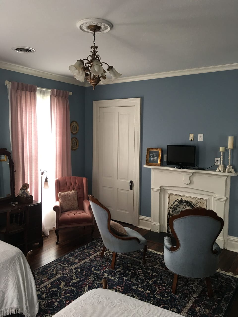 Deluxe Triple Room, Multiple Beds, Shared Bathroom | Minibar, soundproofing, iron/ironing board, WiFi (free)
