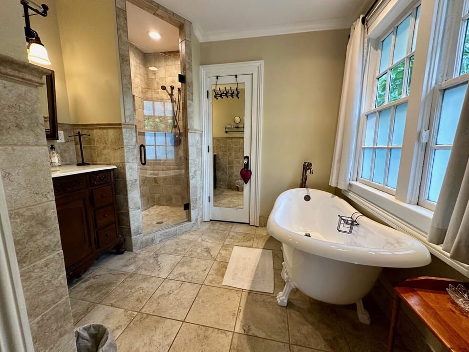 Deluxe House | Bathroom | Shower, free toiletries, hair dryer, towels
