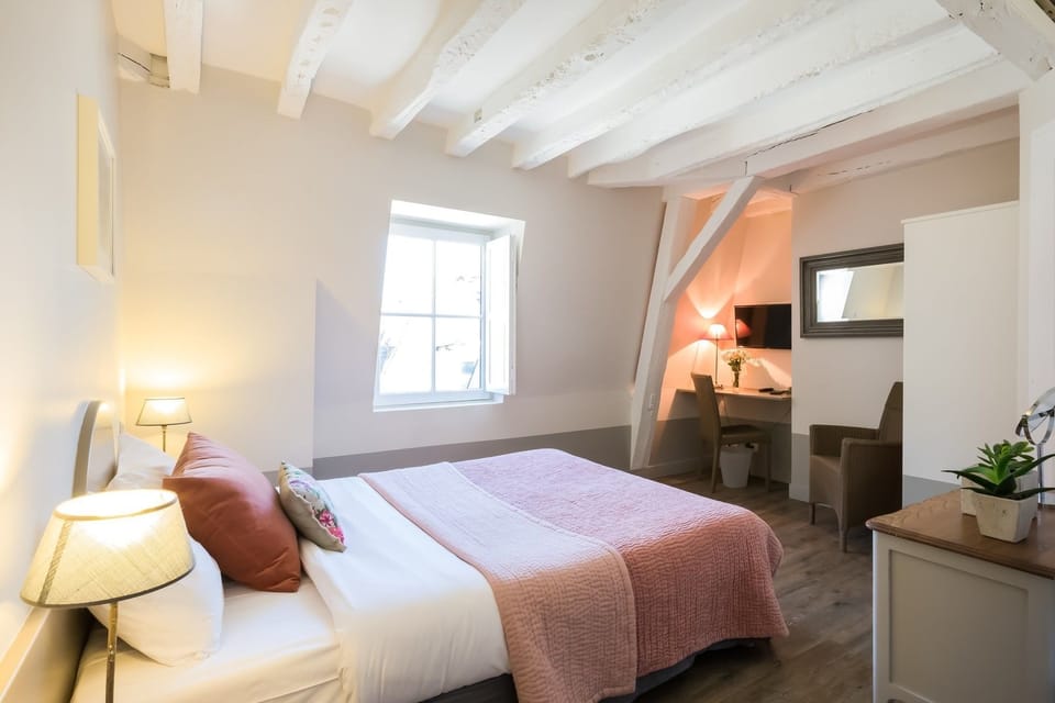 Deluxe Double Room with Bath | Desk, soundproofing, iron/ironing board, free WiFi