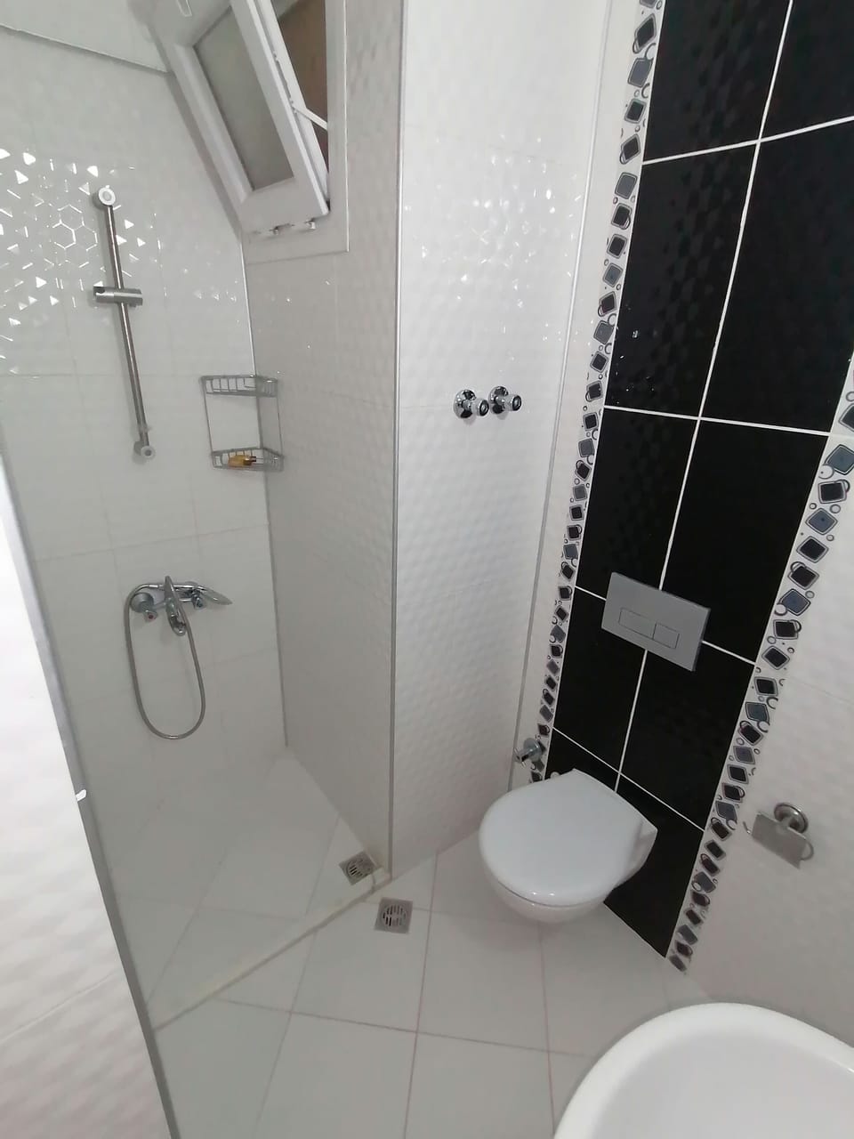 Classic Room | Bathroom | Shower, hair dryer, towels