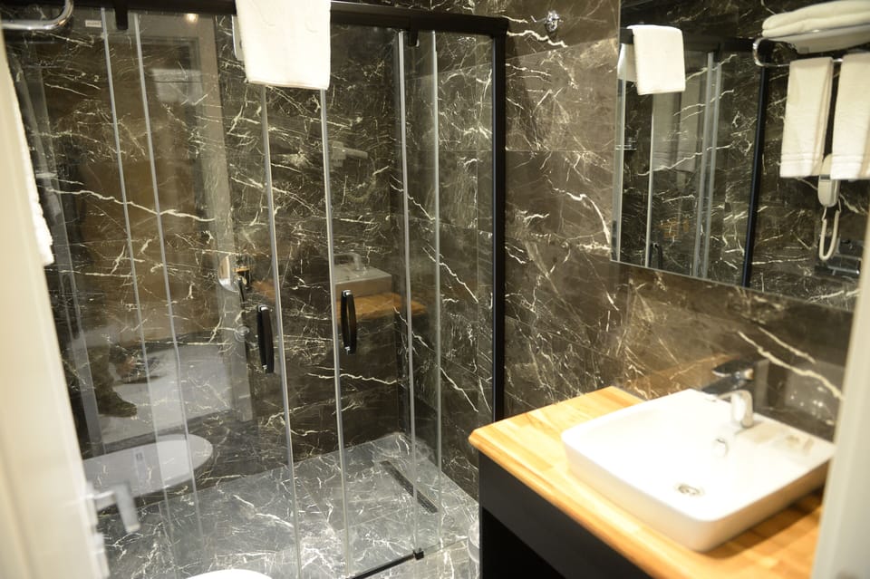 Family Duplex, 3 Bedrooms | Bathroom | Shower, eco-friendly toiletries, hair dryer, bathrobes