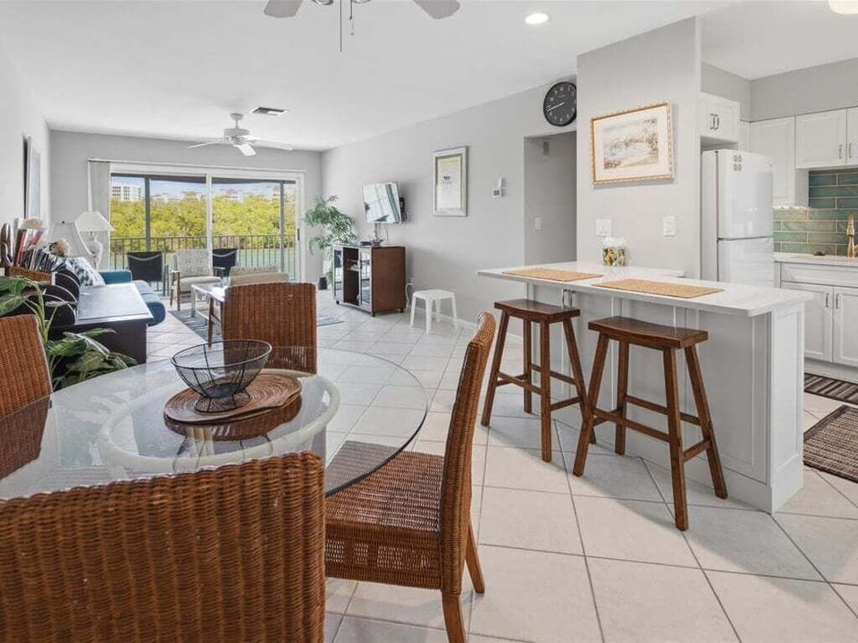 Dining Area & Breakfast Bar