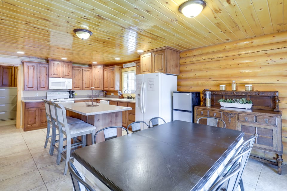 Dining Area | Dishware/Flatware Provided