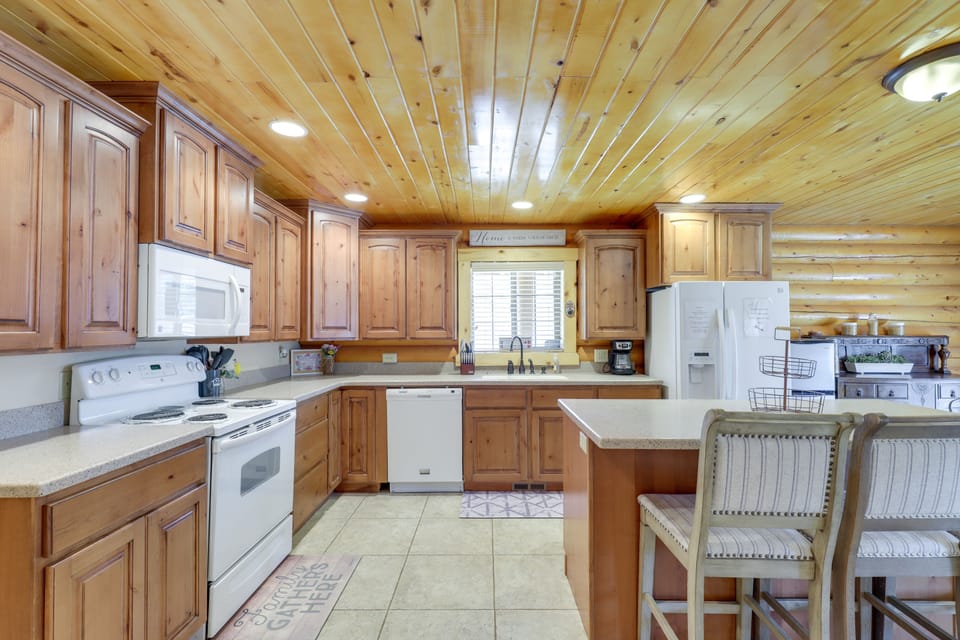 Kitchen | Cooking Basics | Coffee Maker | Paper Towels/Trash Bags Provided