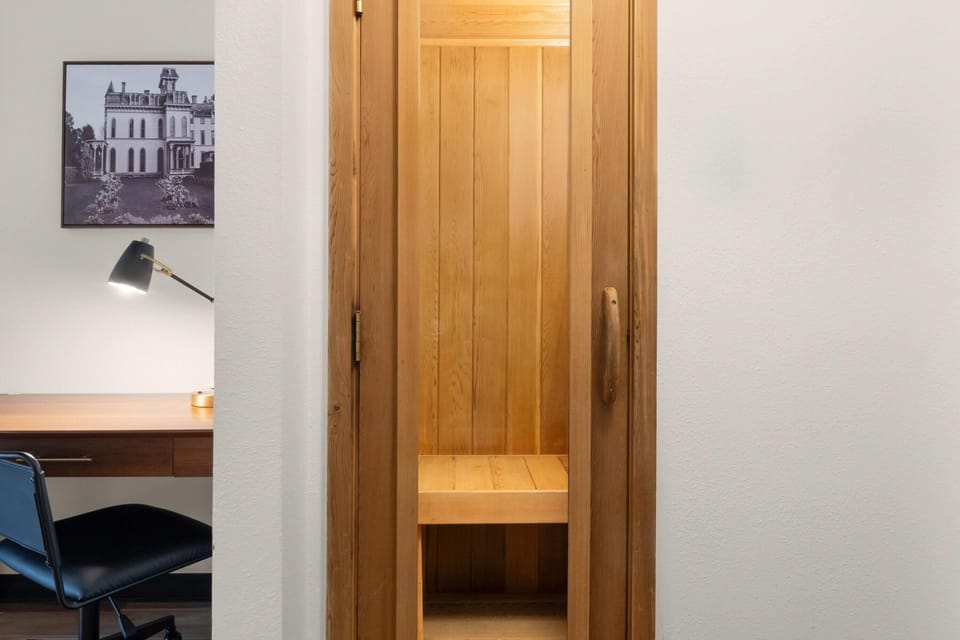 Deluxe Room, 1 King Bed, Non Smoking | Premium bedding, desk, blackout drapes, free WiFi