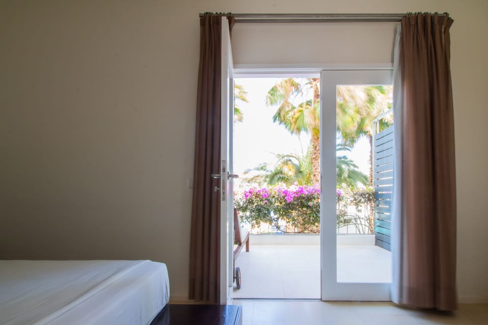 Superior Room, Balcony | Minibar, in-room safe, blackout drapes, soundproofing