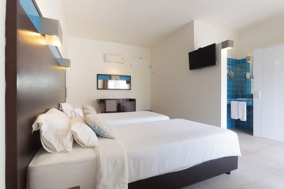 Twin Room, Garden View | Minibar, in-room safe, blackout drapes, soundproofing
