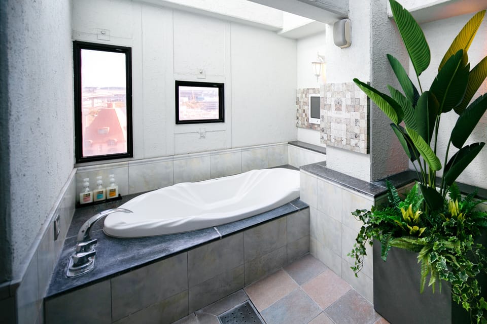 Deep soaking bathtub