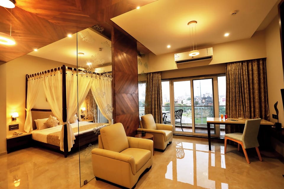 Suite | Living area | 32-inch flat-screen TV with satellite channels, TV