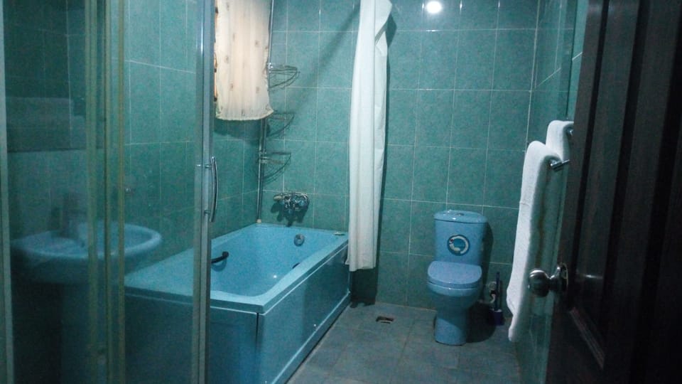 Suite | Bathroom | Deep soaking tub, rainfall showerhead, free toiletries, towels