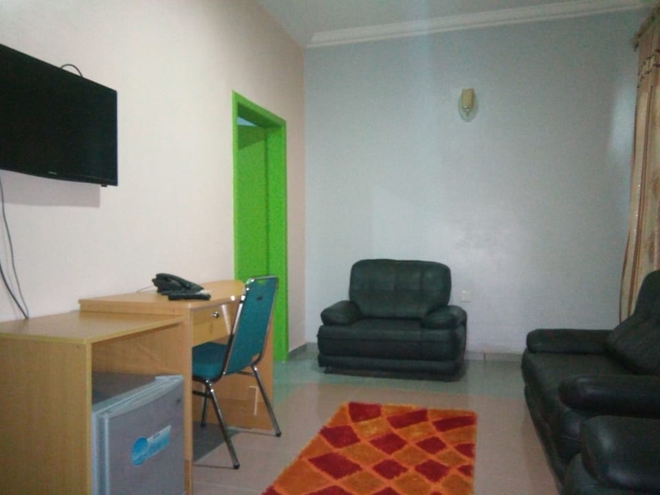 Royal Suite | Living area | Flat-screen TV