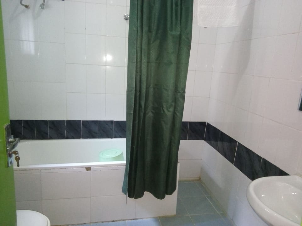 Bathtub, deep soaking tub, free toiletries, towels